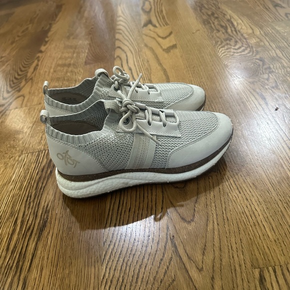 OTBT Sneakers - Picture 2 of 5